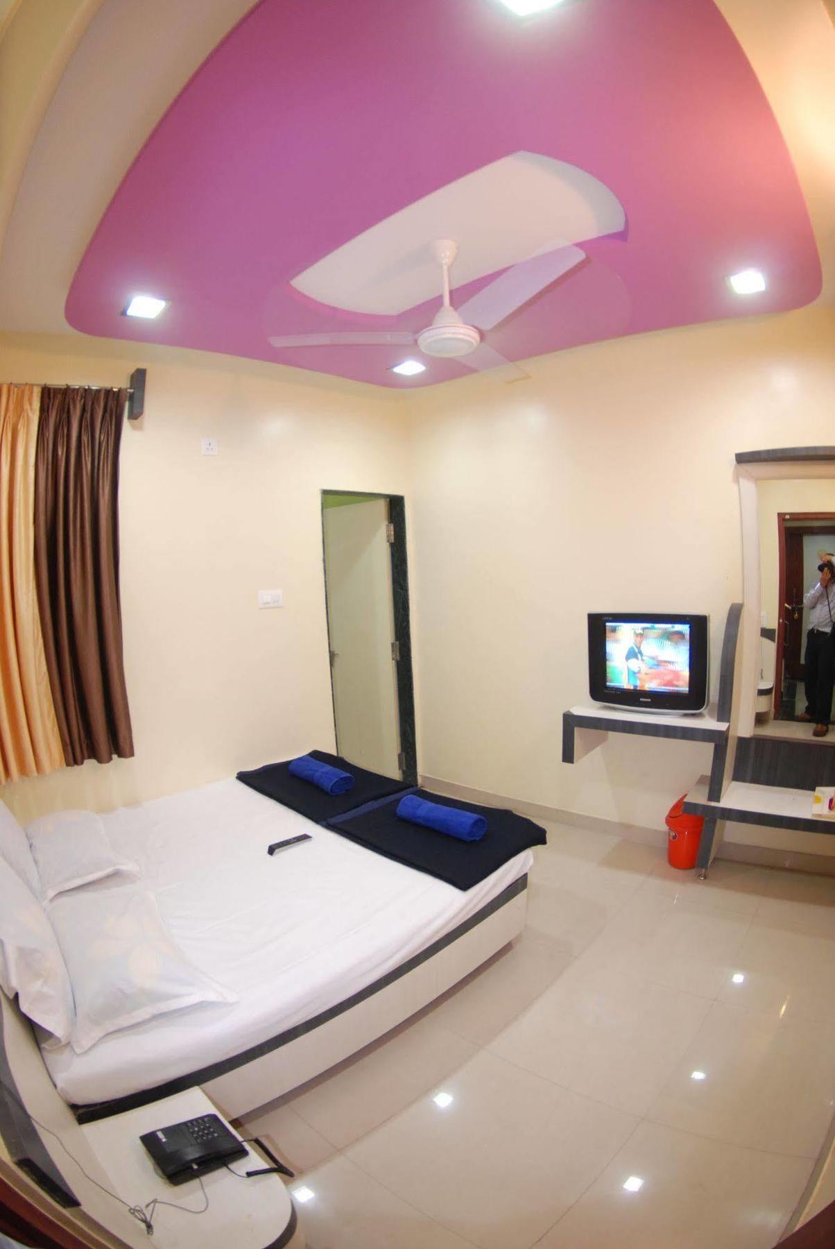 Hotel Disha Palace Shirdi Exterior foto